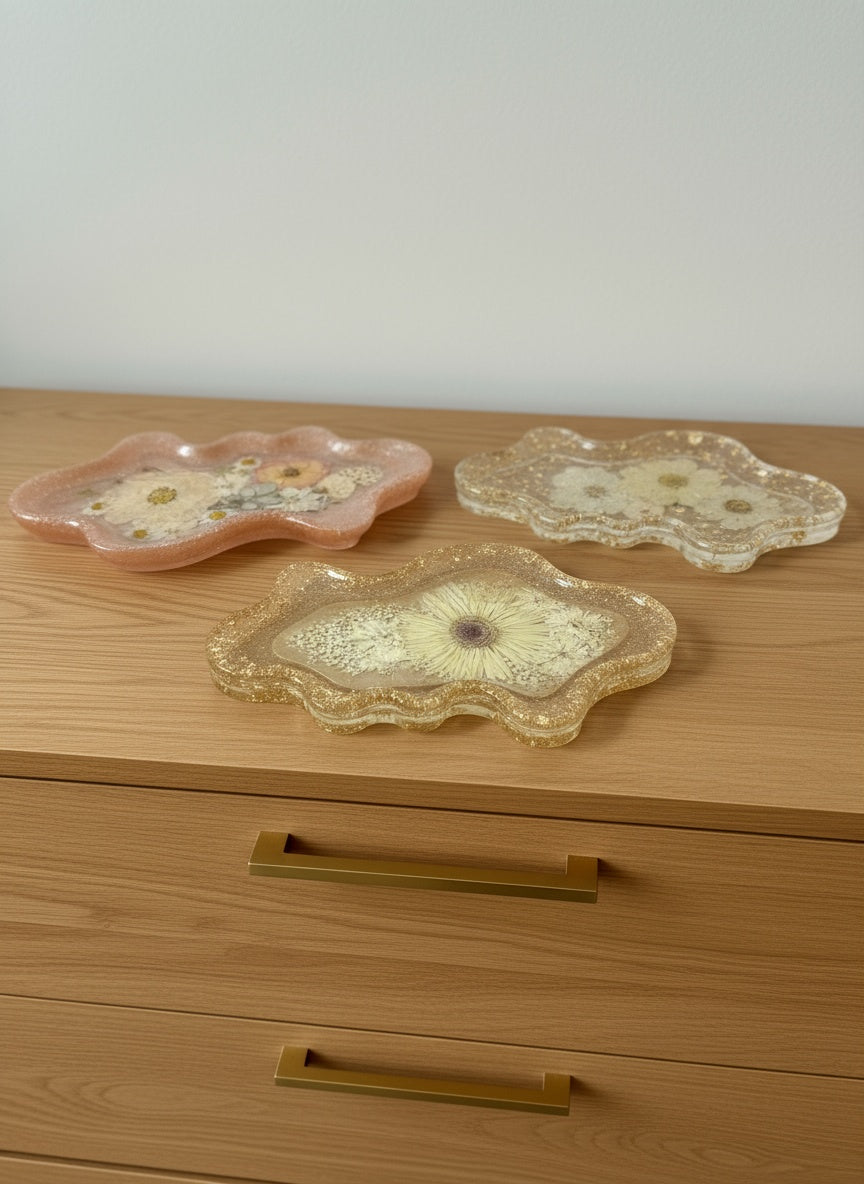 Wavy Pressed Flower Resin Jewelry Tray - White Florals & Gold Gilded Flakes