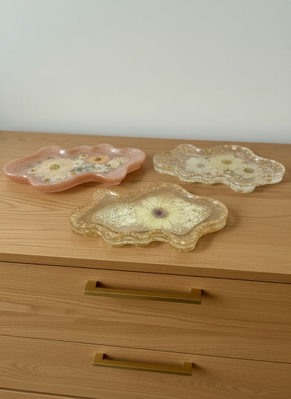 Wavy Pressed Flower Resin Jewelry Tray - White Florals & Gold Gilded Flakes